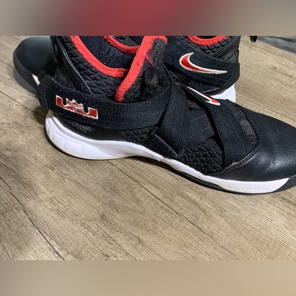 Nike LeBron Soldier XII Shoes - Picture 4 of 7